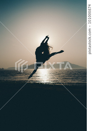 日落時在海邊做瑜伽的男人 101000874