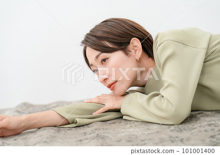 A lady falling asleep 101001400