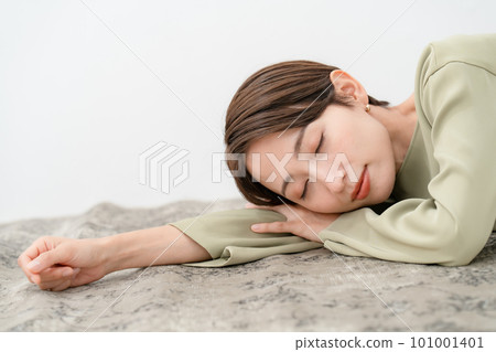 A lady falling asleep 101001401