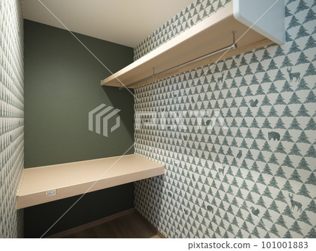 Walk-in closet for new housing 101001883