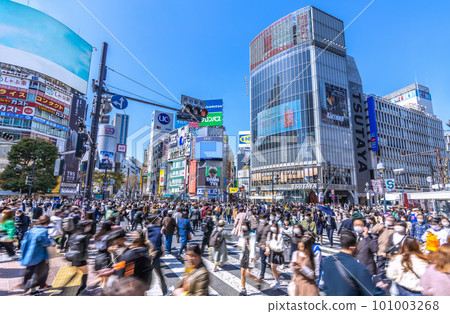 日本東京街景戴口罩一周要看個人判斷……誰在澀谷摘下口罩？ …=3 月 20 日 101003268