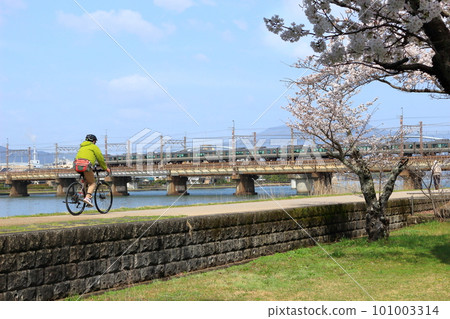 穿過瀨田川的琵琶湖線列車 穿過瀨田川的琵琶湖線列車 101003314
