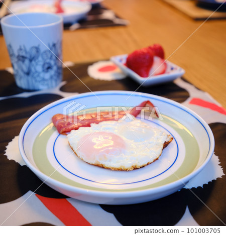 bacon egg and strawberry breakfast 101003705