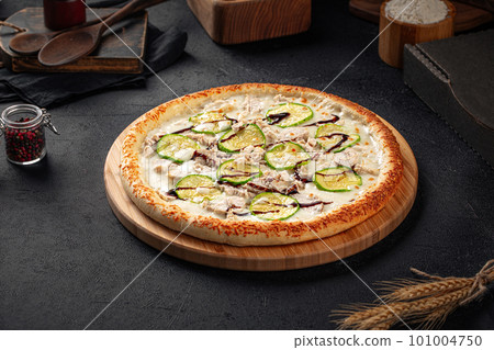 Chicken pizza with zucchini and balsamic sauce 101004750