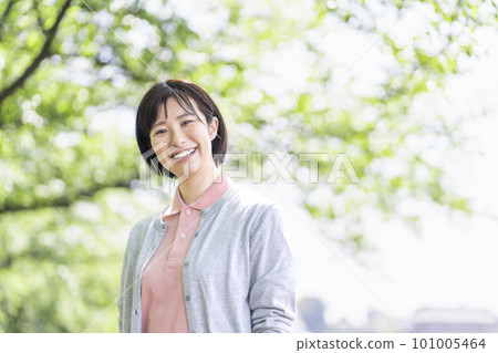 Young female caregiver 101005464