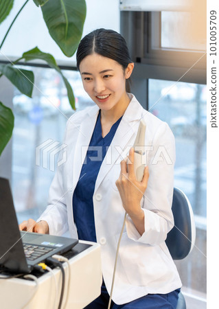 young woman doctor health hospital young woman doctor health hospital 101005709