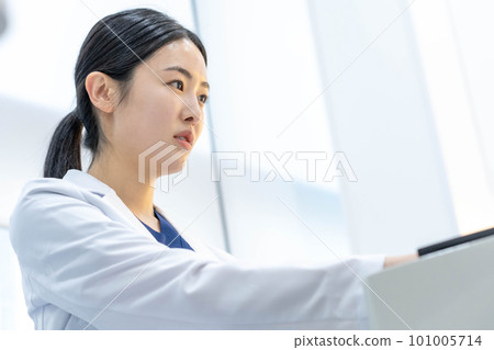 young woman doctor health hospital young woman doctor health hospital 101005714