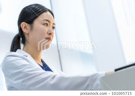 young woman doctor health hospital young woman doctor health hospital 101005715