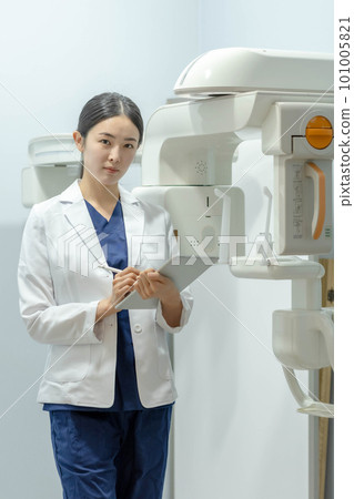 young woman doctor health hospital young woman doctor health hospital 101005821