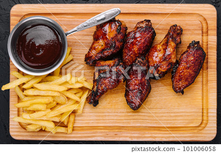Fried glazed chicken wings and legs 101006058