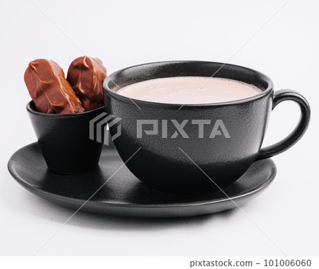 Cup of hot chocolate with chocolate 101006060