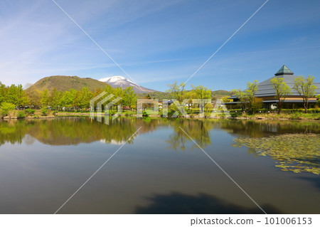 Mount Asama in spring surrounded by fresh greenery Mount Asama in spring surrounded by fresh greenery 101006153