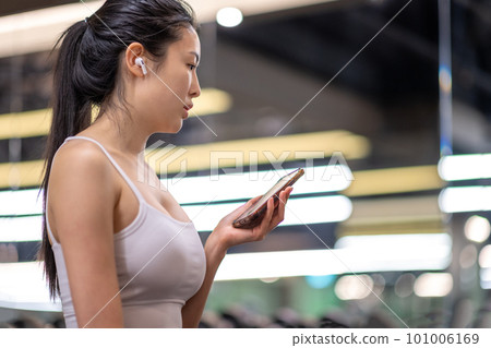 young woman health exercise cellphone young woman health exercise cellphone 101006169