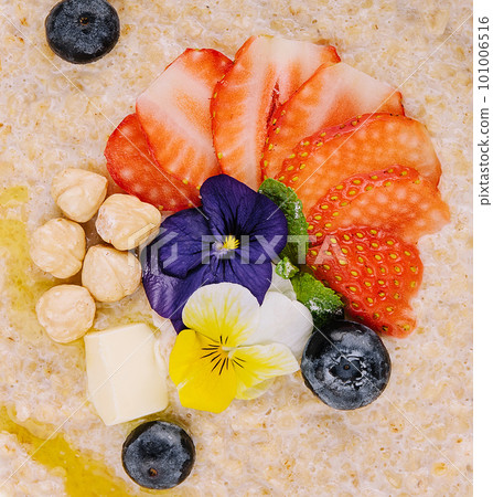 Oatmeal porridge with blueberries, strawberries and hazelnuts 101006516