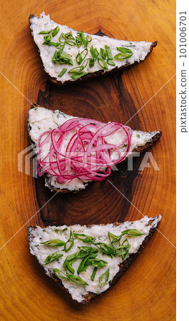 pieces of bread with delicious lard with red and green onions 101006701