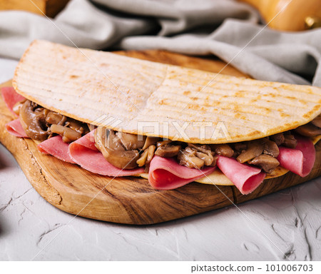 Homemade flatbread with ham and mushrooms Homemade flatbread with ham and mushrooms 101006703