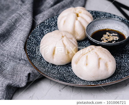 Steamed pork buns, chinese dim sum 101006721