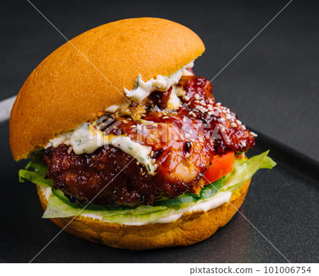 Craft burger is cooking on black tray Craft burger is cooking on black tray 101006754
