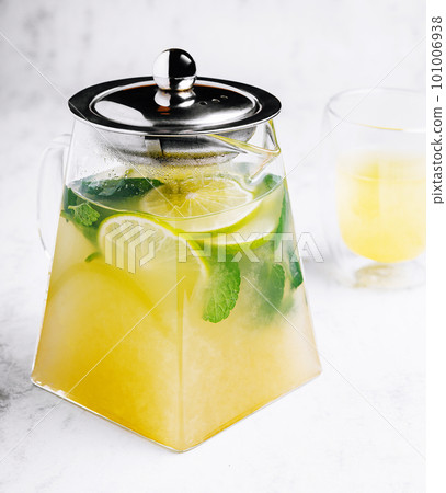 Iced green tea with lime and fresh mint 101006938