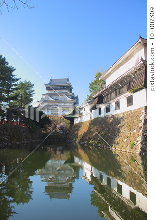 Kokura Castle and Yasaka Shrine (vertical position) Kokura Castle and Yasaka Shrine (vertical position) 101007309