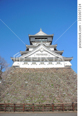 Kokura Castle and blue sky (vertical position) 101007314