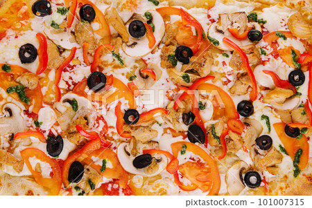 Freshly baked pizza with chicken and mushrooms 101007315