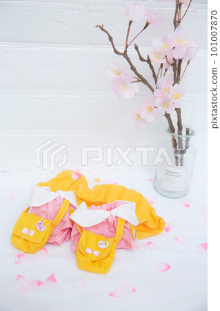 Cherry blossoms in a glass bottle and miniature kindergarten clothes & kindergarten cap 1 101007870