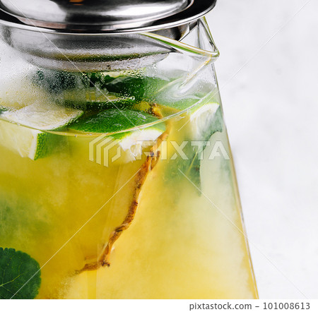 Passionfruit iced green tea or lemonade with lime and mint 101008613