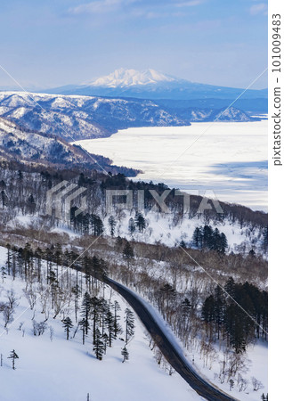 [北海道]冬天從美幌嶺看到的屈斜路湖 101009483