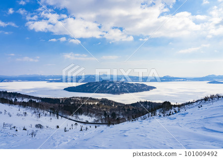 [北海道]冬天從美幌嶺看到的屈斜路湖 101009492