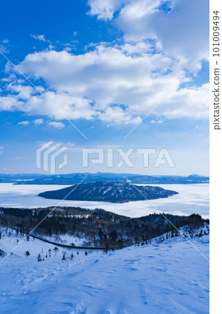 [北海道]冬天從美幌嶺看到的屈斜路湖 101009494