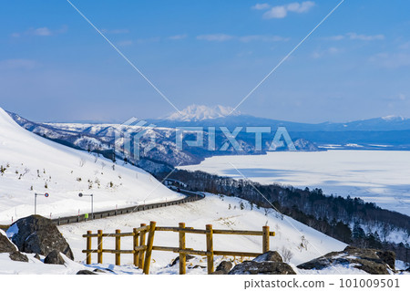[北海道]冬天從美幌嶺看到的屈斜路湖 101009501