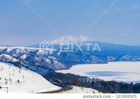 [北海道]冬天從美幌嶺看到的屈斜路湖 101009503