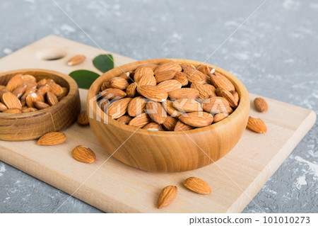 Fresh healthy Almond in bowl on colored table background. Top view 101010273