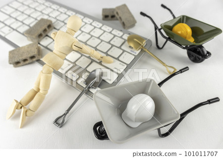 Construction tools such as drawing dolls, keyboards and toys. Image of IT Hijikata Construction tools such as drawing dolls, keyboards and toys. Image of IT Hijikata 101011707