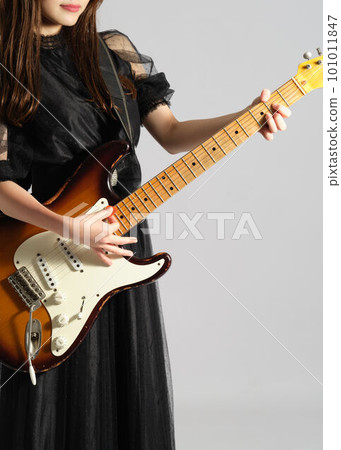 喜歡彈電吉他的女人 101011847