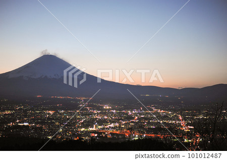 黃昏時的御殿場夜景和富士山 101012487