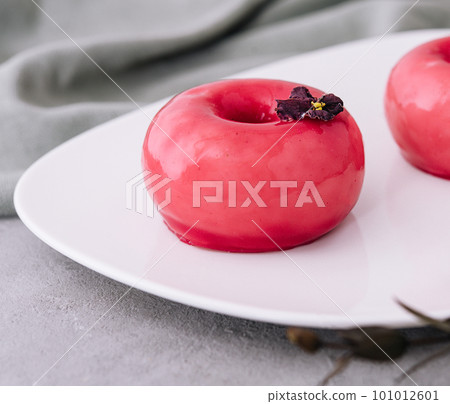 Mousse cake with pink mirror glaze 101012601