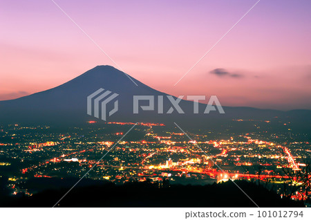 黃昏時的御殿場夜景和富士山 101012794