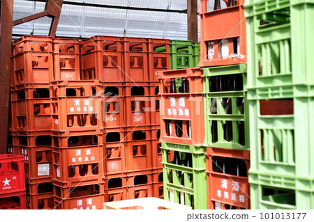 堆積如山的清酒箱 101013177