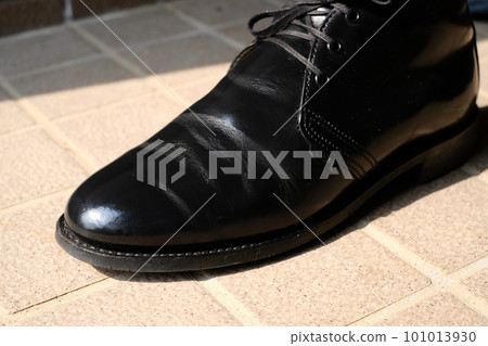 Malicious salesman stepping into the entrance Malicious salesman stepping into the entrance 101013930