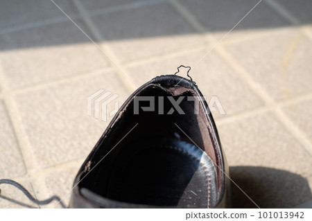 需要修鞋跟的皮鞋 101013942