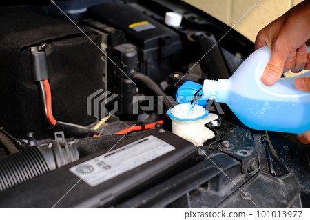 男性手傾吐的洗衣機流體 101013977