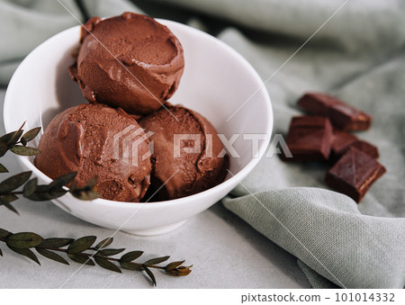 Chocolate coffee ice cream ball in a bowl 101014332