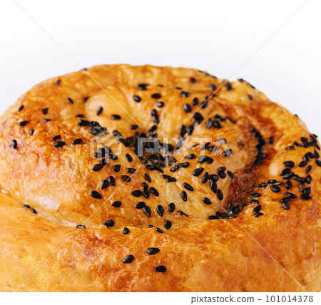Fresh twisted bun with sesame seeds Fresh twisted bun with sesame seeds 101014378