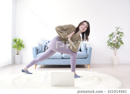 在家上瑜伽課的年輕女子 101014981