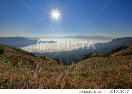 [固定價格]秋天從阿蘇天際線展望台看到的雲海（2021 年 11 月，熊本縣阿蘇市） 101015057