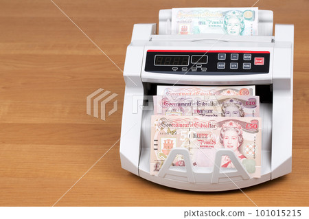 Gibraltar money, older serie of pounds 101015215