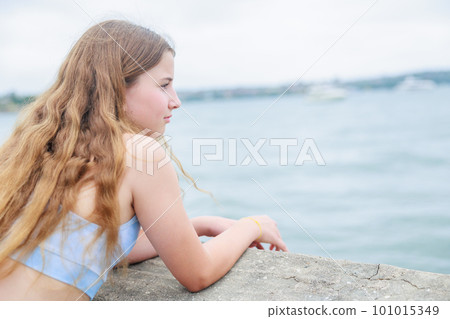 穿著運動服的白人女孩在海上眺望遠方 101015349