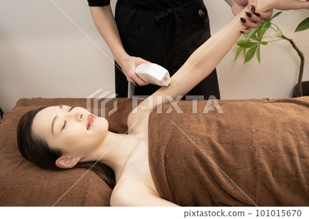 A woman receiving arm hair removal treatment (Photo courtesy of Makanani) 101015670
